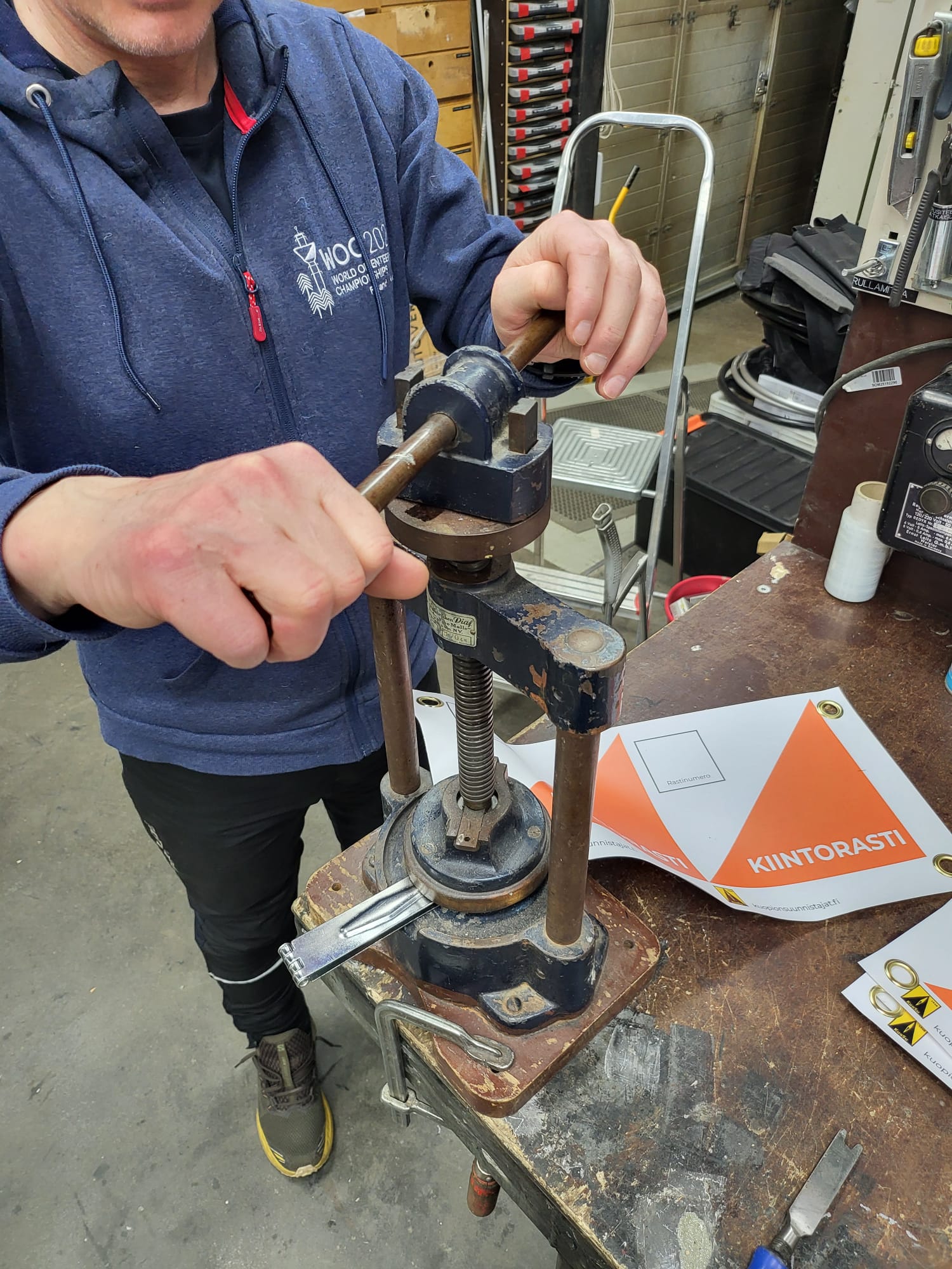 Purjerenkaan prässäys kiintorastikylttiin