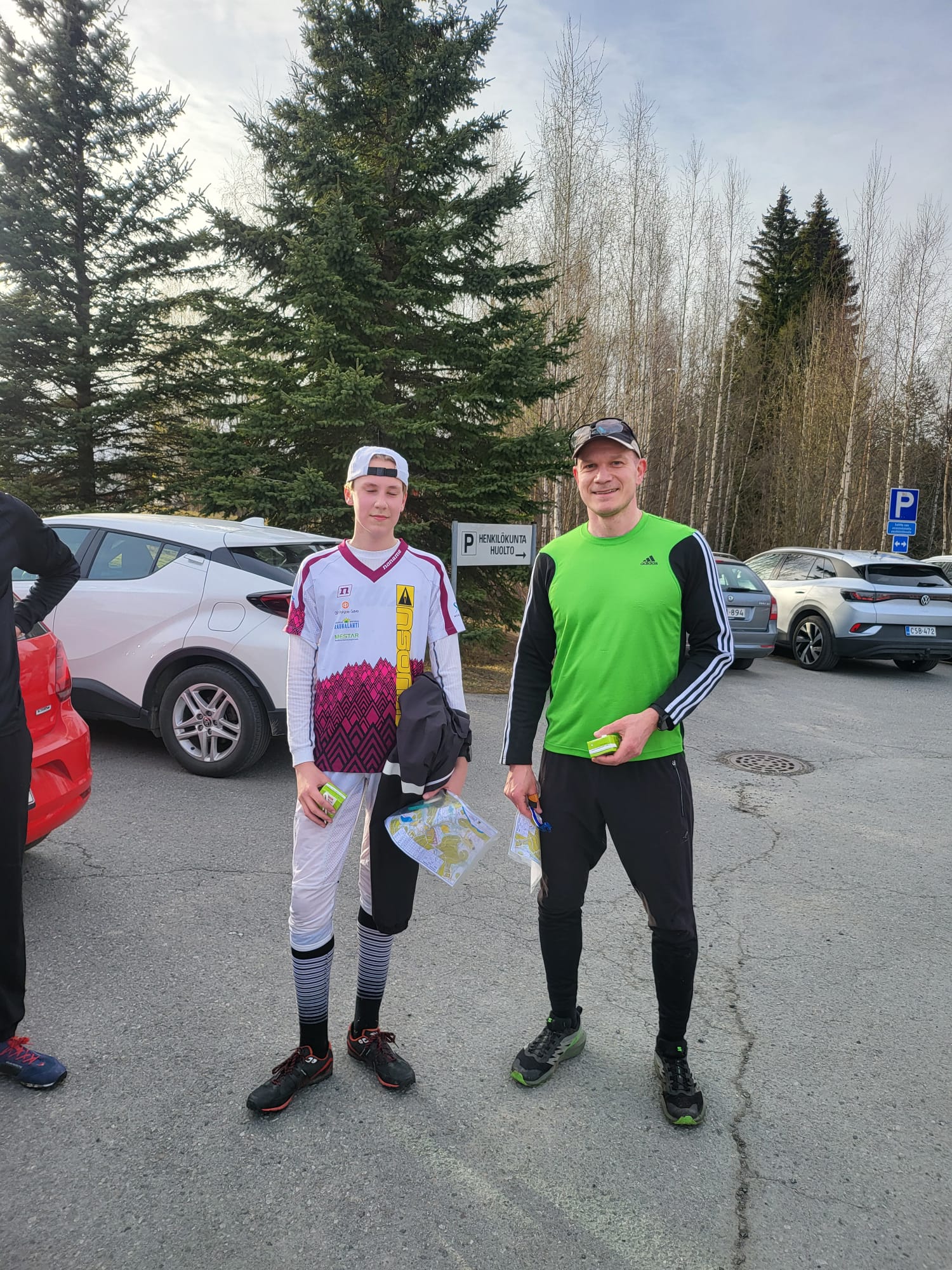 Tomi Moilanen ja Sulo Hoikka pillimehut kädessä